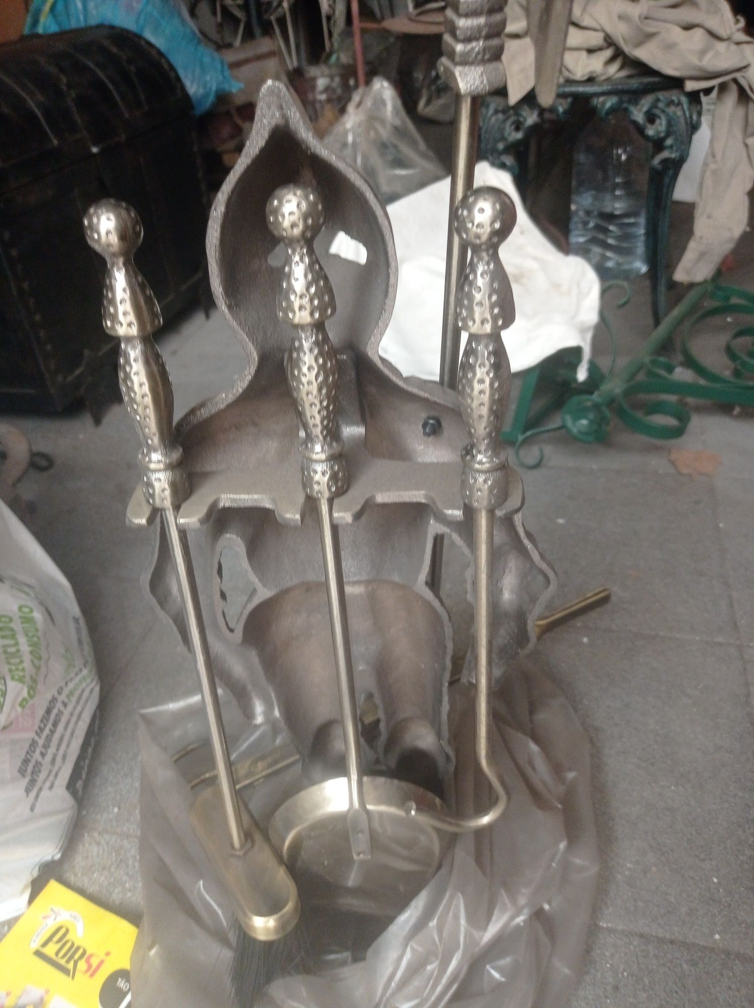 Vários artigos em ferro forjado, candeeiros, decoração, artesanato