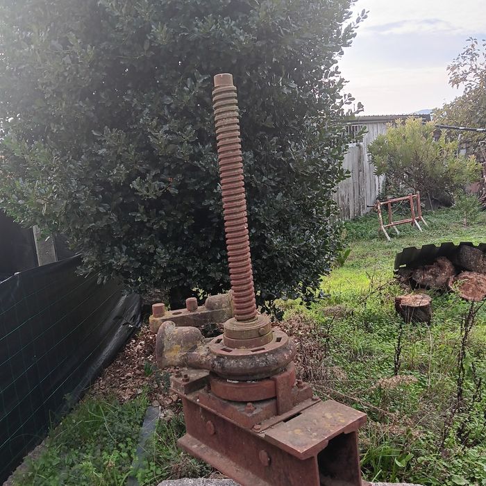 Base em pedra com estrutura metalica para jardim