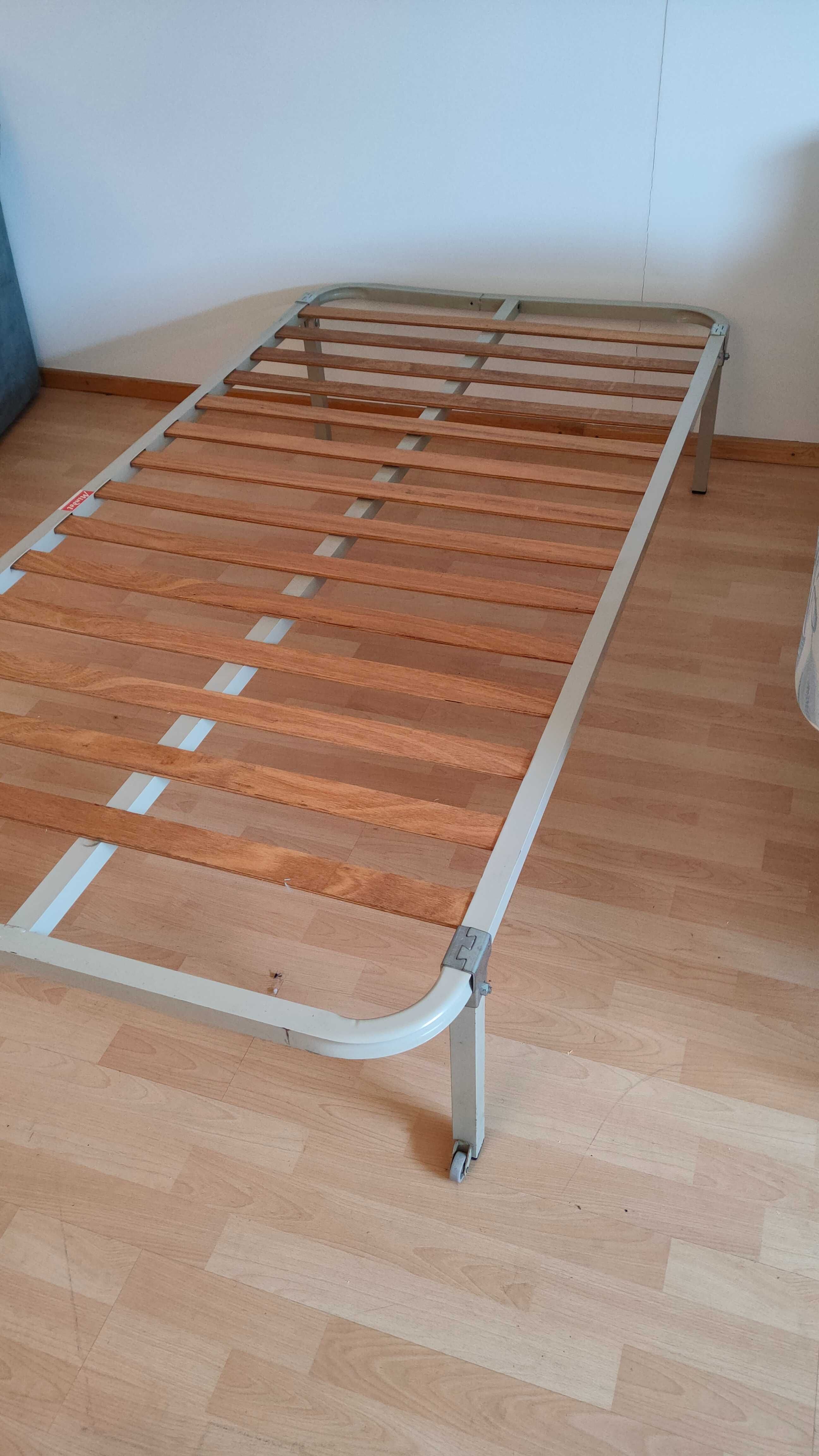 Cama individual com estrutura metálica resistente e colchão 183X90cm