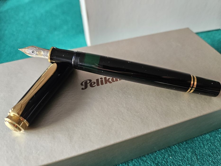 Caneta Pelikan M400 preta Aparo Ouro 14kt  EF em muito bom estado caix