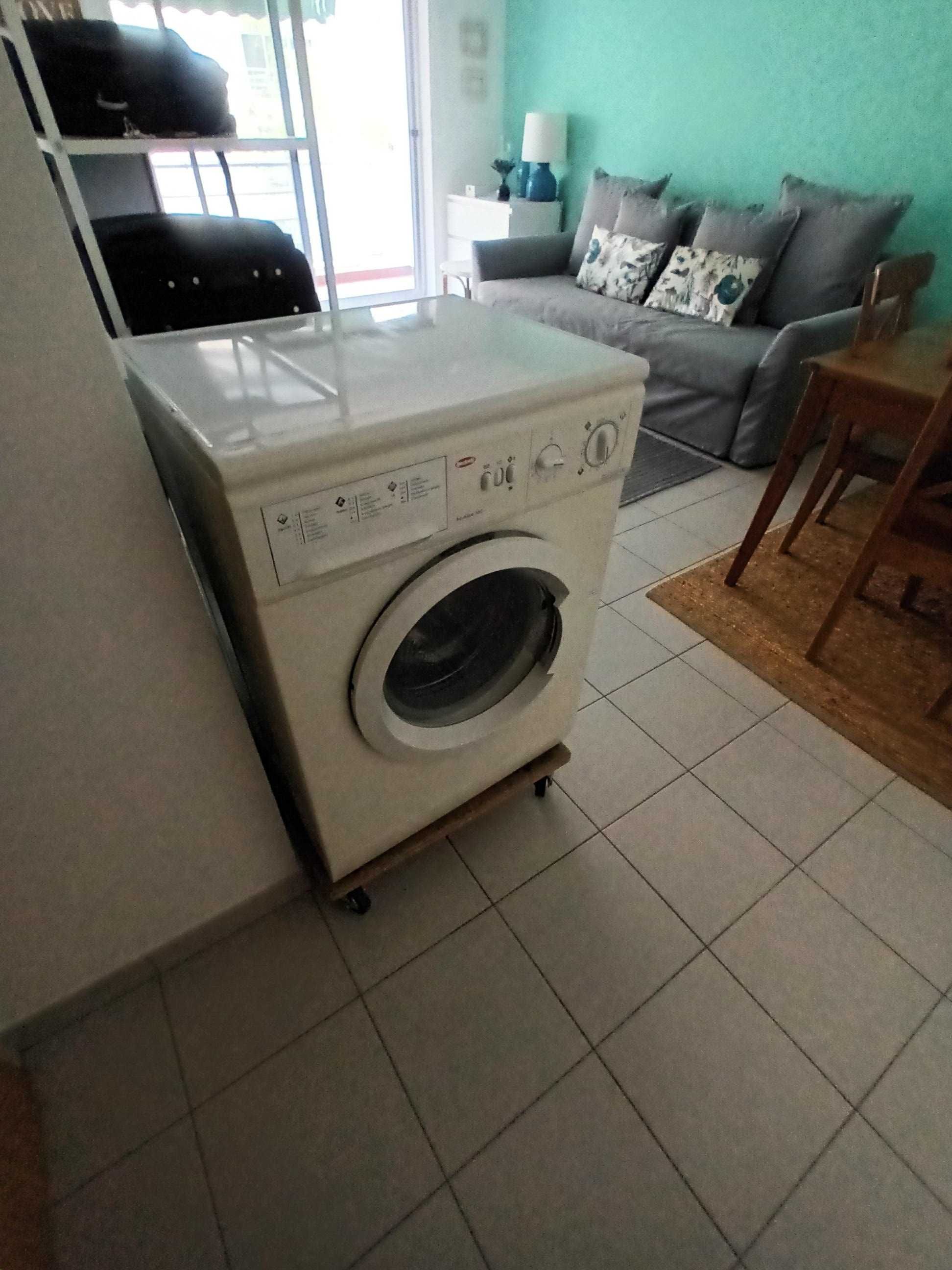Maquina de lavar roupa impecável a funcionar corretamente