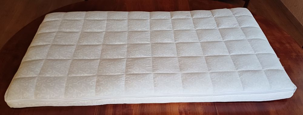 Materac z gryką Danpol do łóżeczka 120x60 cm i prześcieradło na gumce