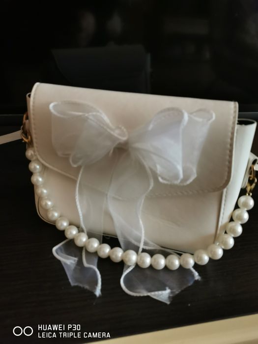 Сумки чёрная и белая женская