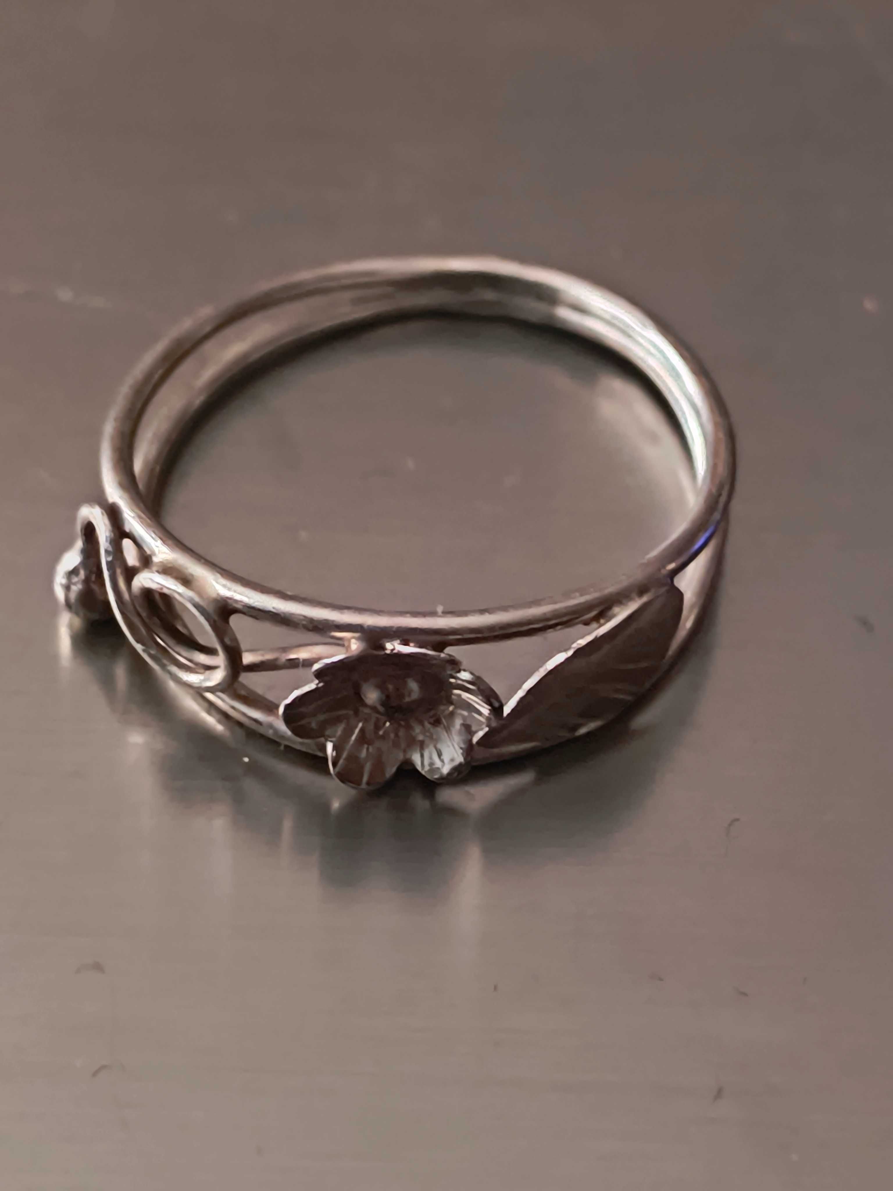 Stary srebrny pierścionek kwiatek