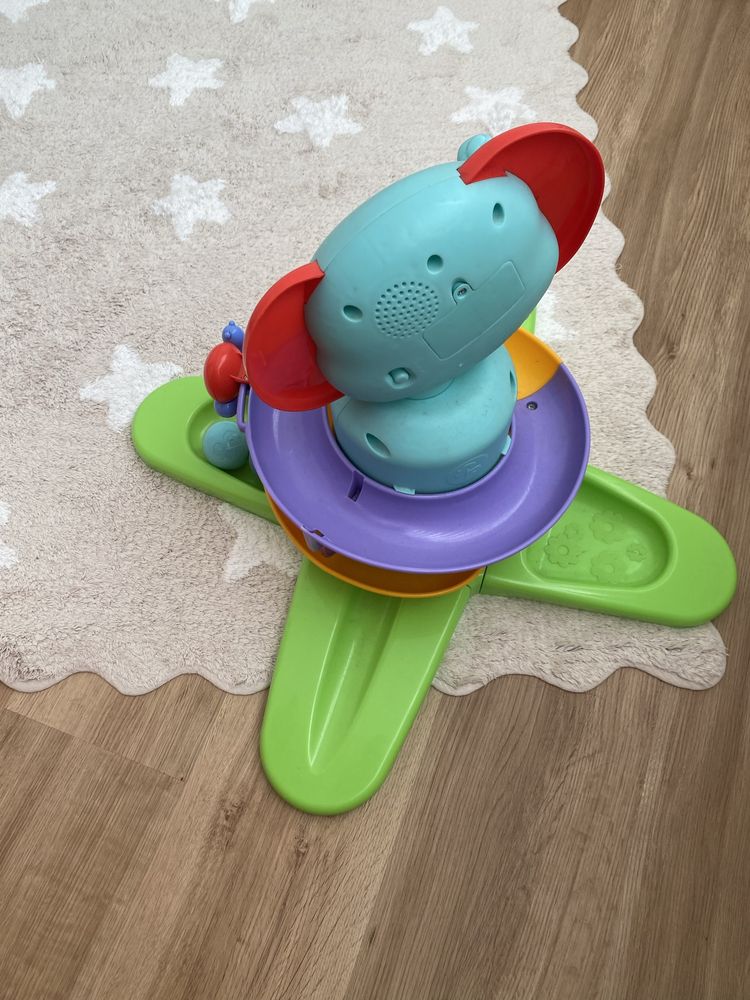 Elefante musical fisher price com duas bolas