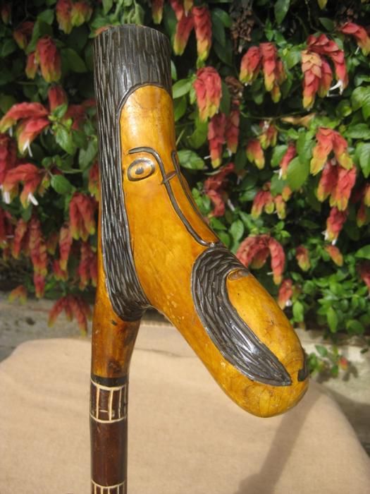 Bengala Esculpida em Madeira Motivos Africanos