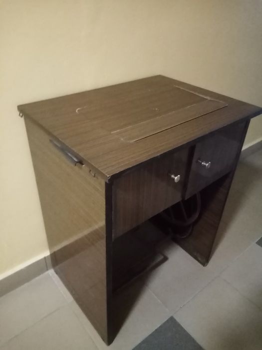 Elektryczna maszyna do szycia ze stolikiem.