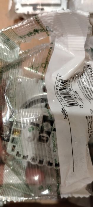 електрична розетка із заземлюючим контактом серії Asfora 100