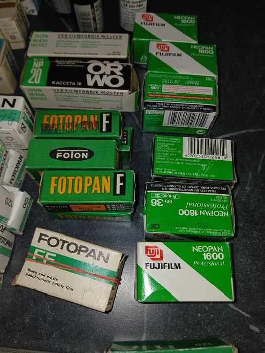 Filmy, klisze czarnobiałe, przeterminowane, format 135 i 120, 61 sztuk
