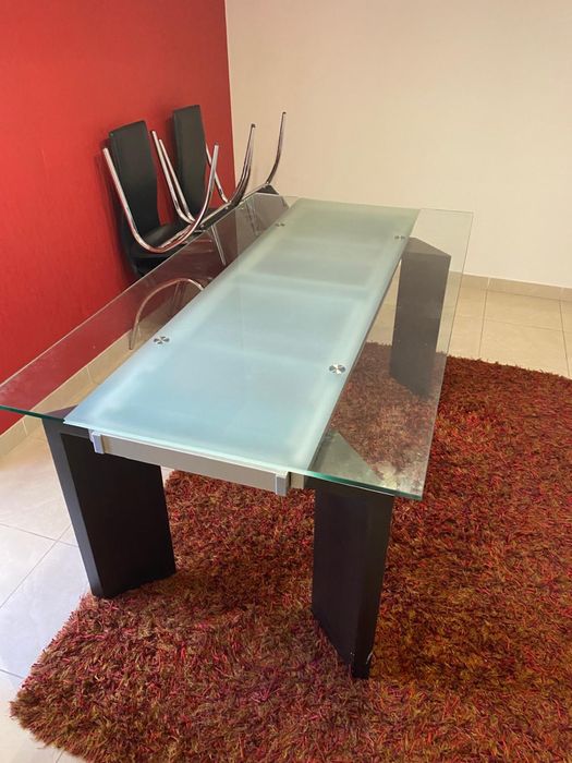mesa de vidro com 6 cadeiras