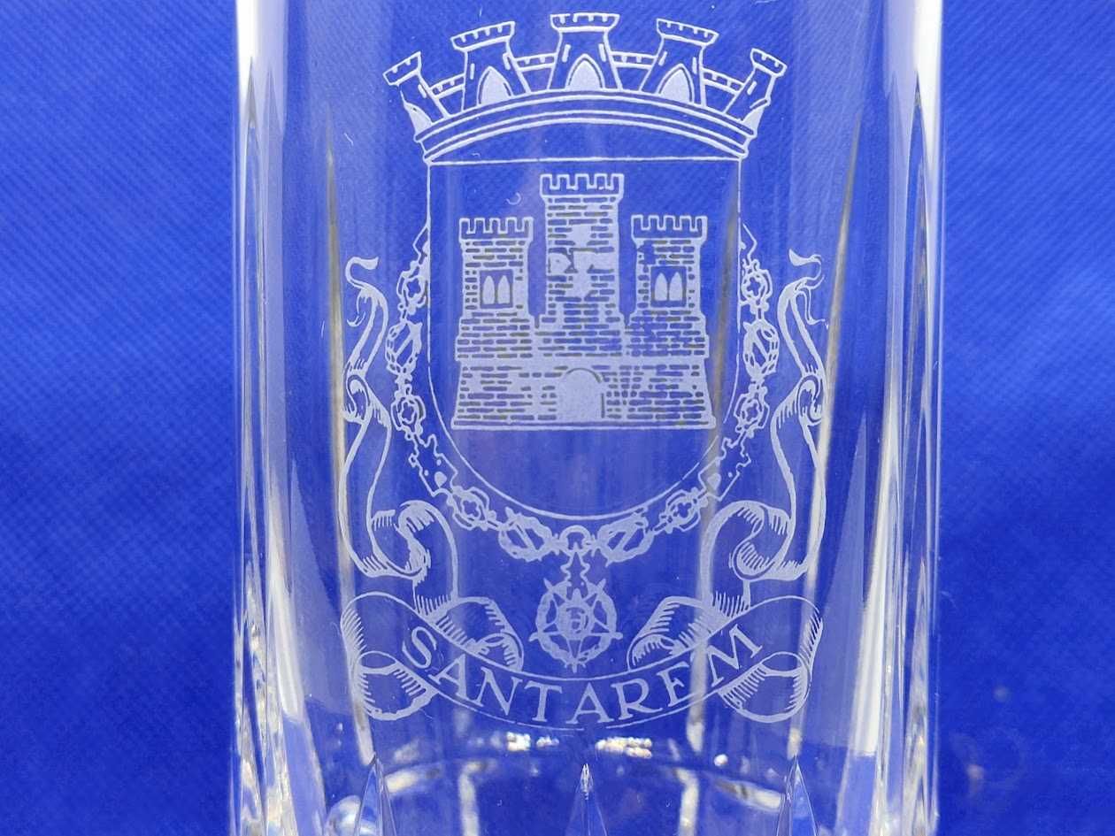 Copo de cristal com brasão de Santarém
