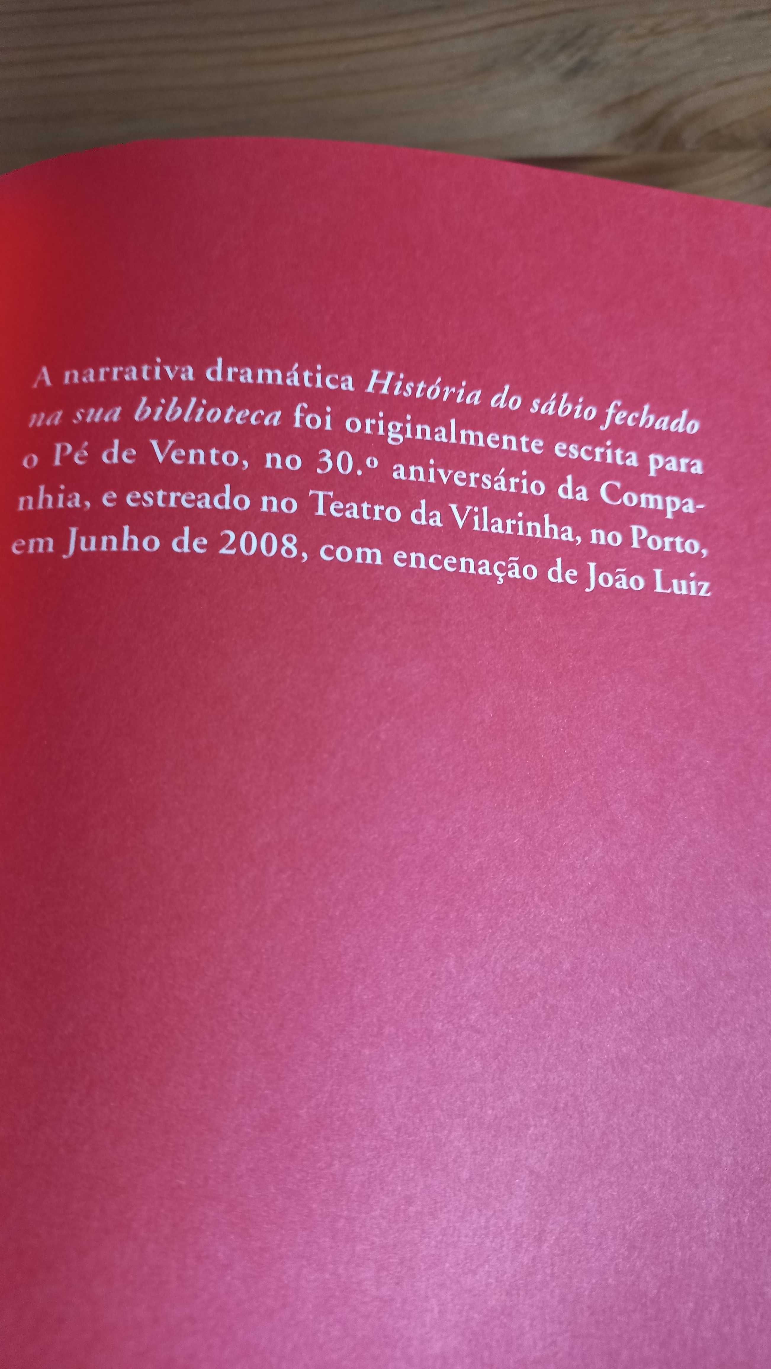Livro' história do  sábio  fechado na sua biblioteca