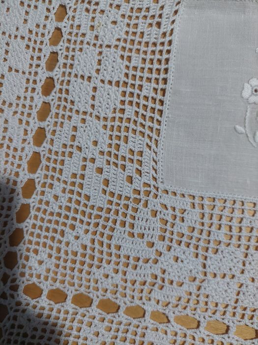 Toalha renda e linho feita á mão.