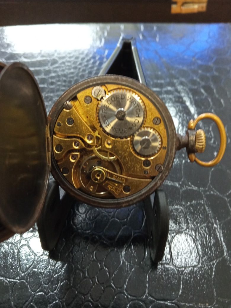 Relógio de bolso em ferro com aro em metal dourado Marca Record