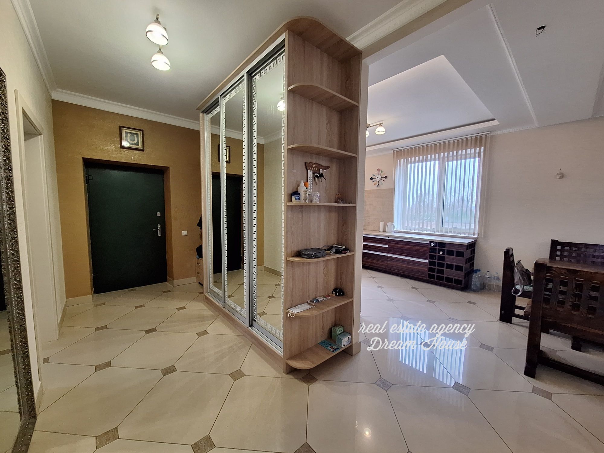 Будинок 300м з гаражом + 1.5 га землі +озеро Бориспіль