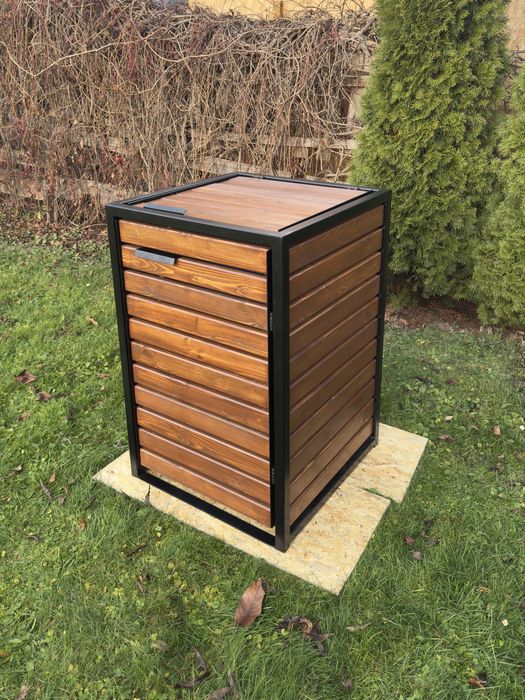 Metalowo-drewniana zabudowa śmietnika