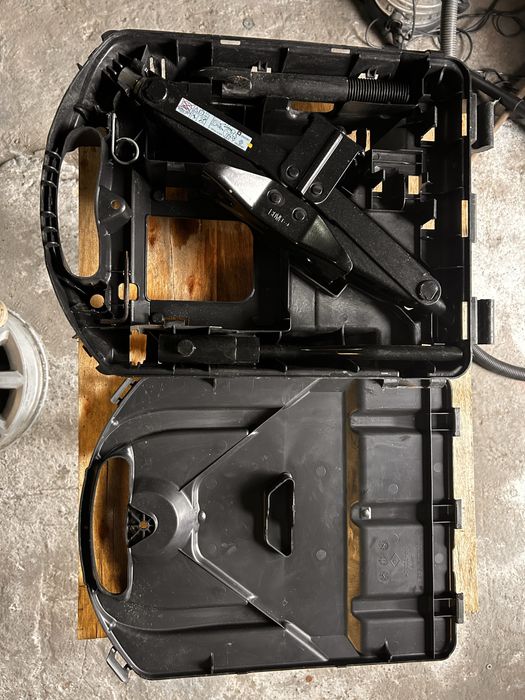 ZESTAW NAPRAWCZY koła zapasowego  lewarek Trafic III Vivaro B Talento