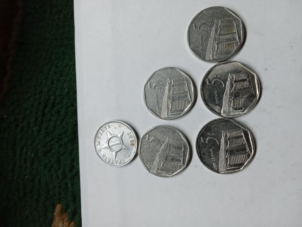 Монети номіналом 5   CINCO CENTAVO різних років.