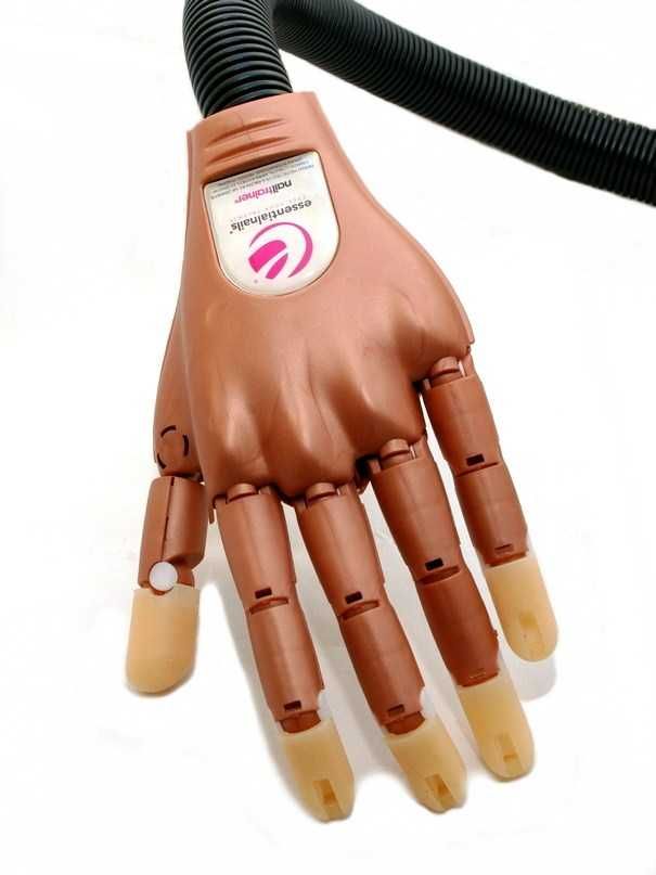 Ręka manicure - nailtrainer-essentialnais .