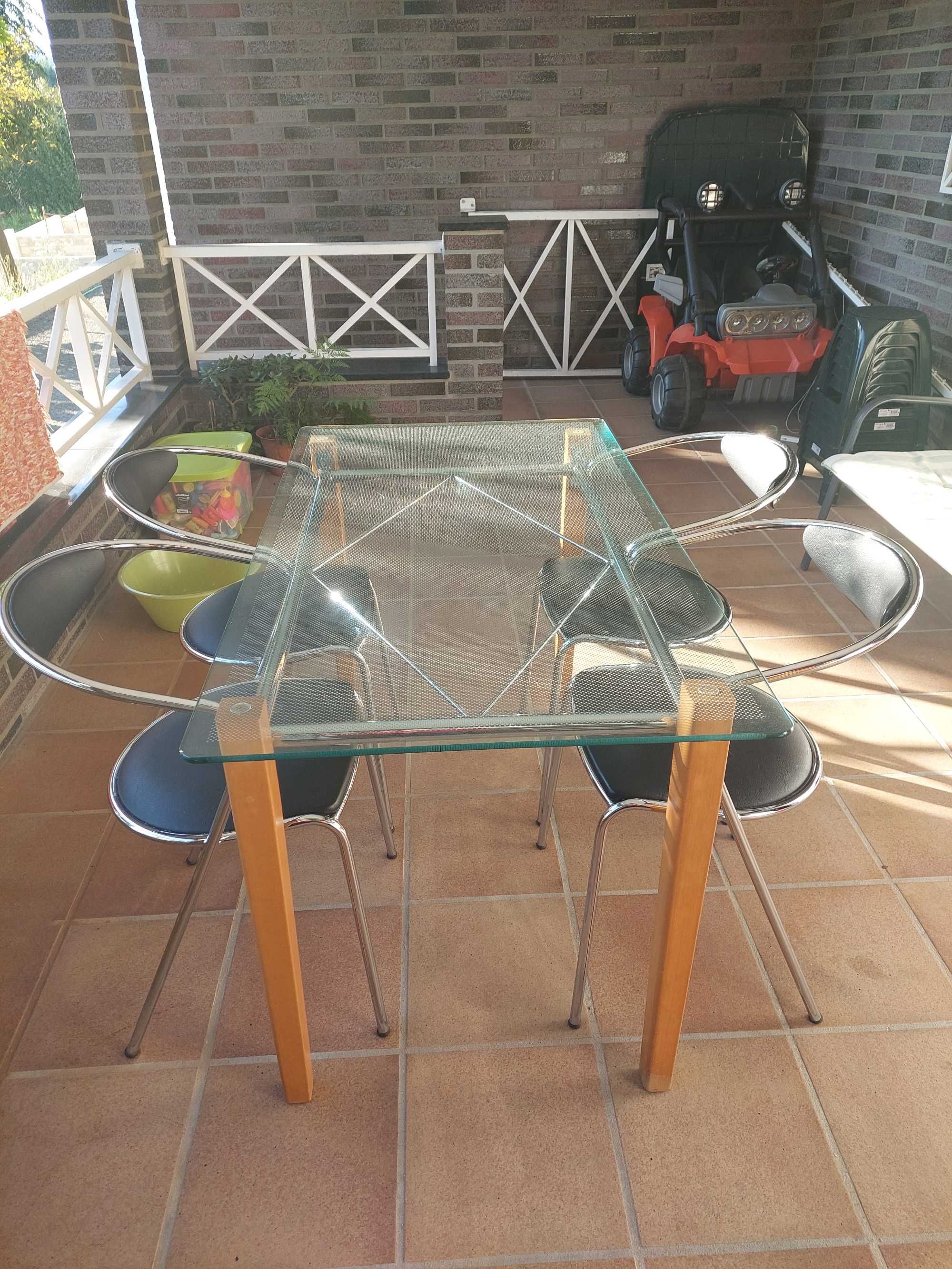 Conjunto mesa e cadeiras