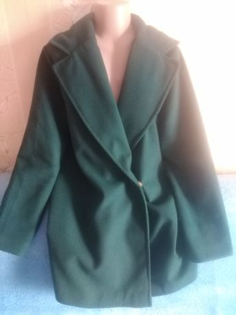 Стильне зелене пальто