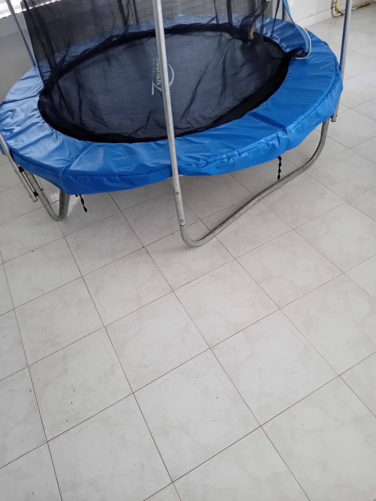 Trampolim com rede