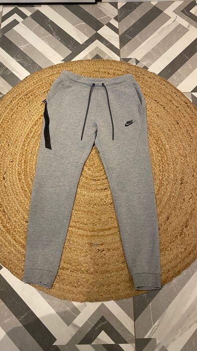 Nike Tech Fleece Cinzento