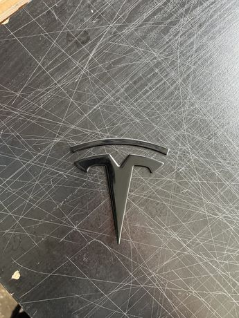 Значек Tesla X