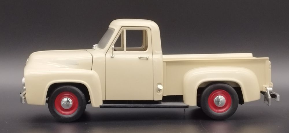 1:18 Road Legends  Ford Pick Up 1953 Colonial White model