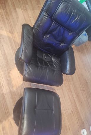 Fotel skórzany obrotowy z podnóżkiem czarny