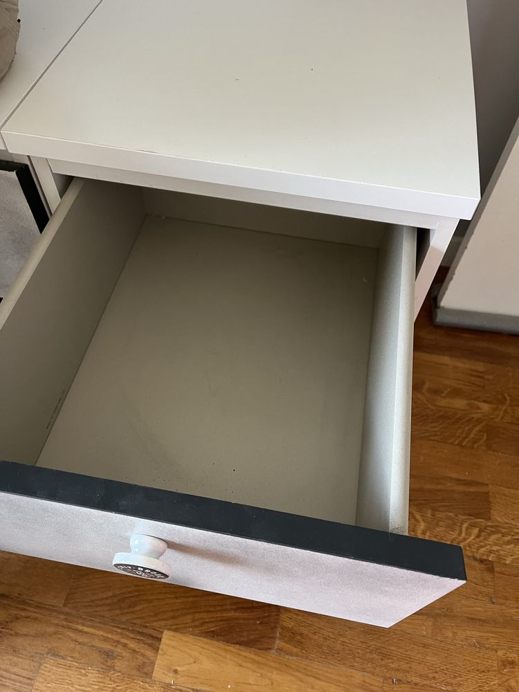 2 mesas de cabeceira com 2 gavetas