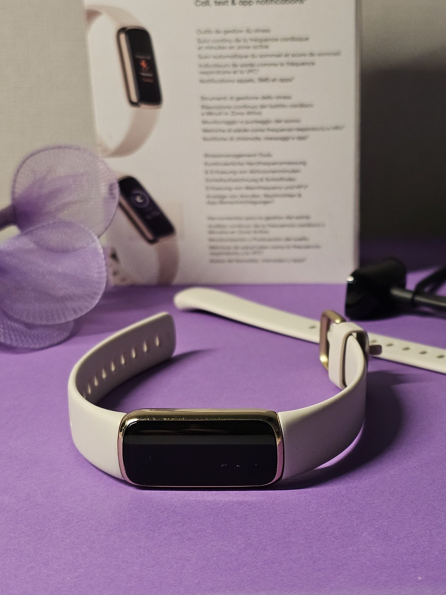 Fitbit Luxe Lunar White - найелегантніший фітнес-браслет