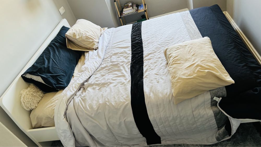 1 cama com 1 colchao mais estrado e toda armação