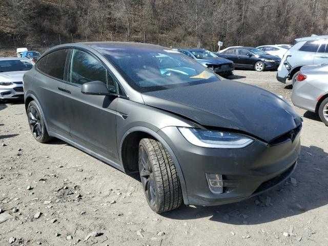 Tesla Model X 2020 року