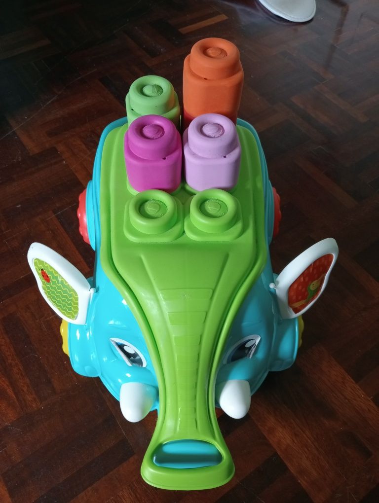 Elefante com  blocos de construção