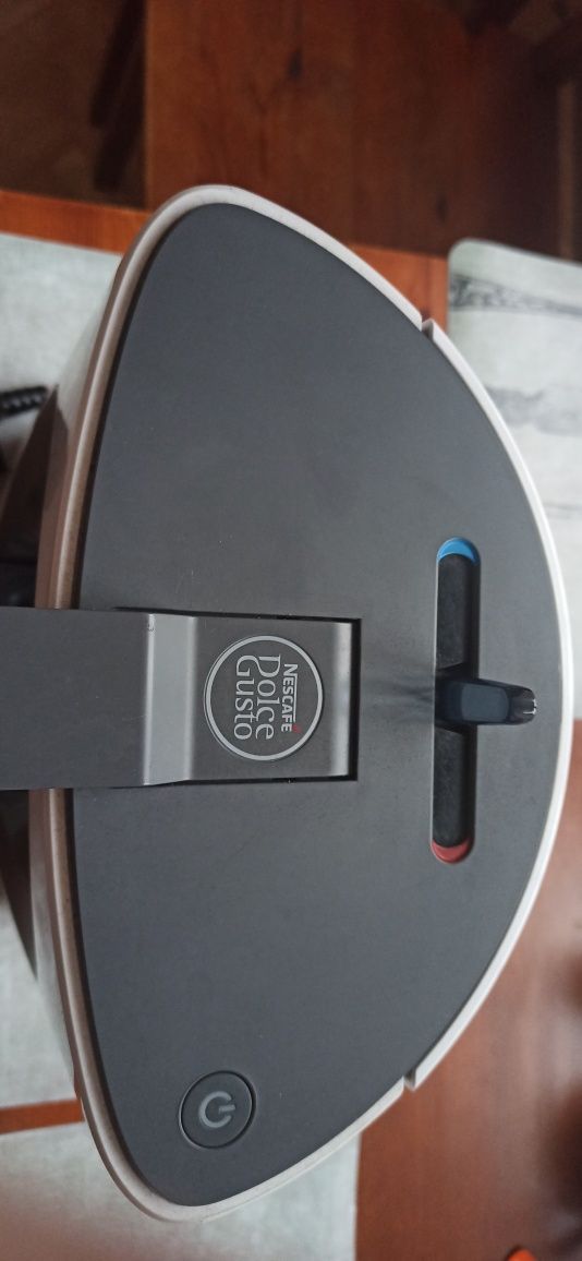 Ekspres do kawy Dolce Gusto + szklanki i łyżeczki