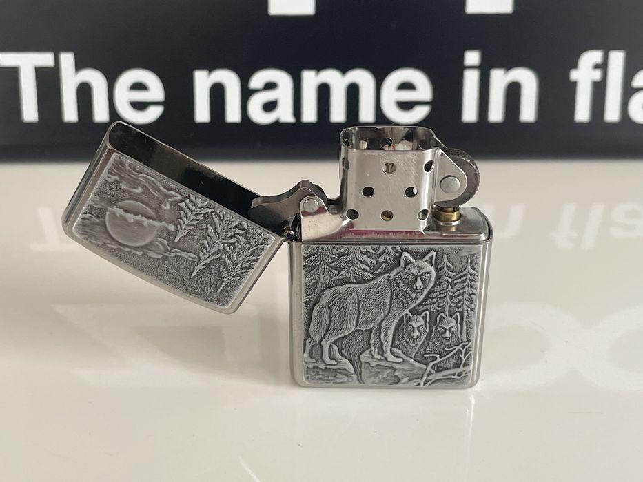 Zapalniczka Zippo Timberwolves, wilki leśne, Brushed Chrome