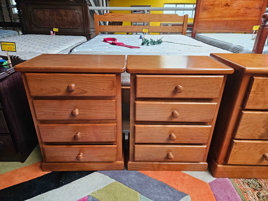 Excelentes mesas de cabeceira em madeira maciça - Valor unit