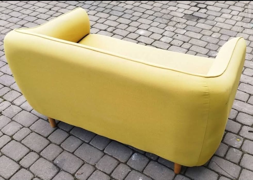 Sofa dwuosobowa.