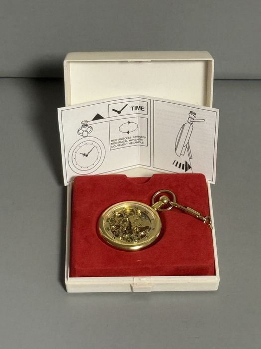 Механічний, кишеньковий годинник.