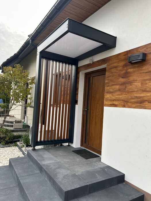 Daszek nad drzwi wejsciowe z lamelami z regulowanym prześwitem