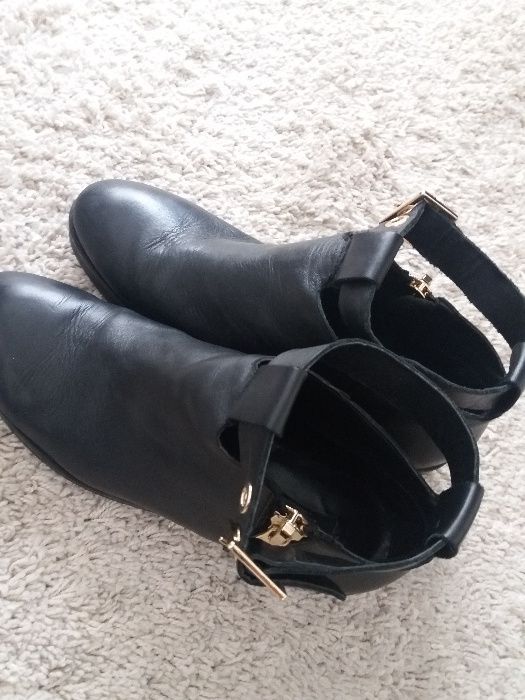 Botins em pele preta Zara