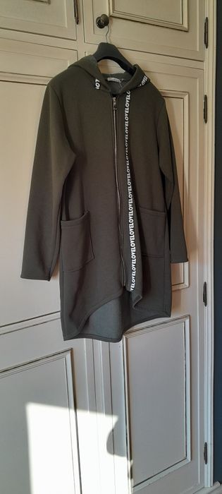 Casaco comprido polar com capuz e bolsos