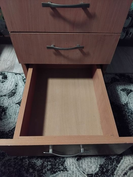 Продам тумбу на колёсиках.