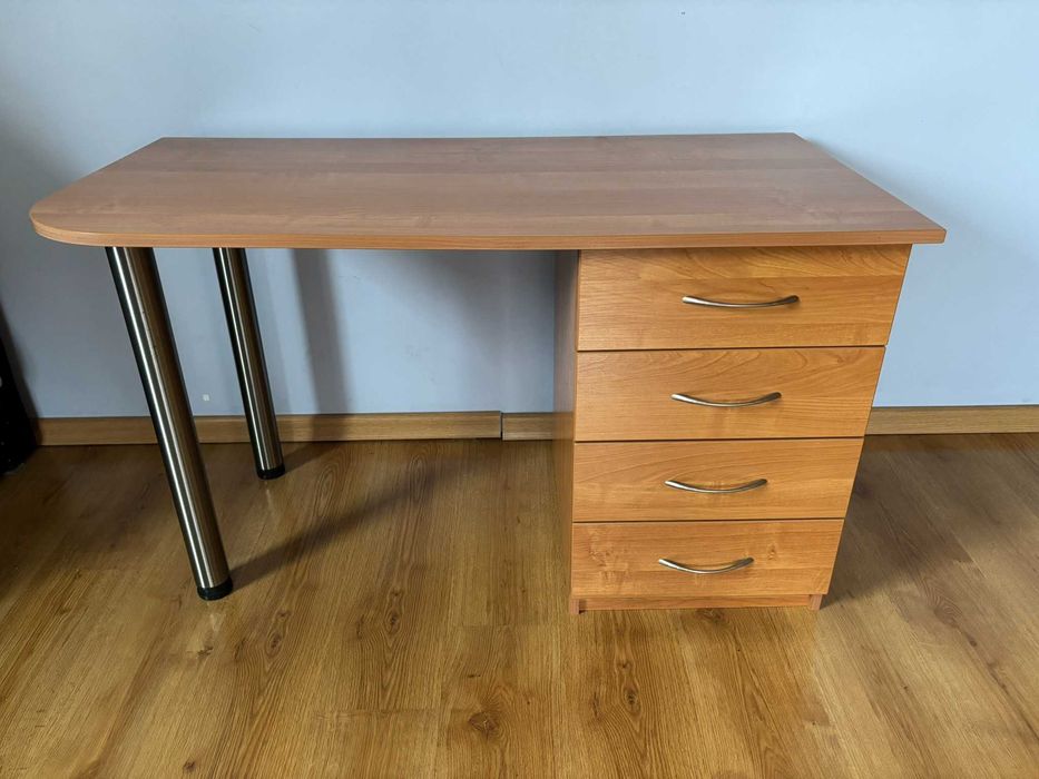 Solidne biurko z 4 szufladami. 120x60 cm