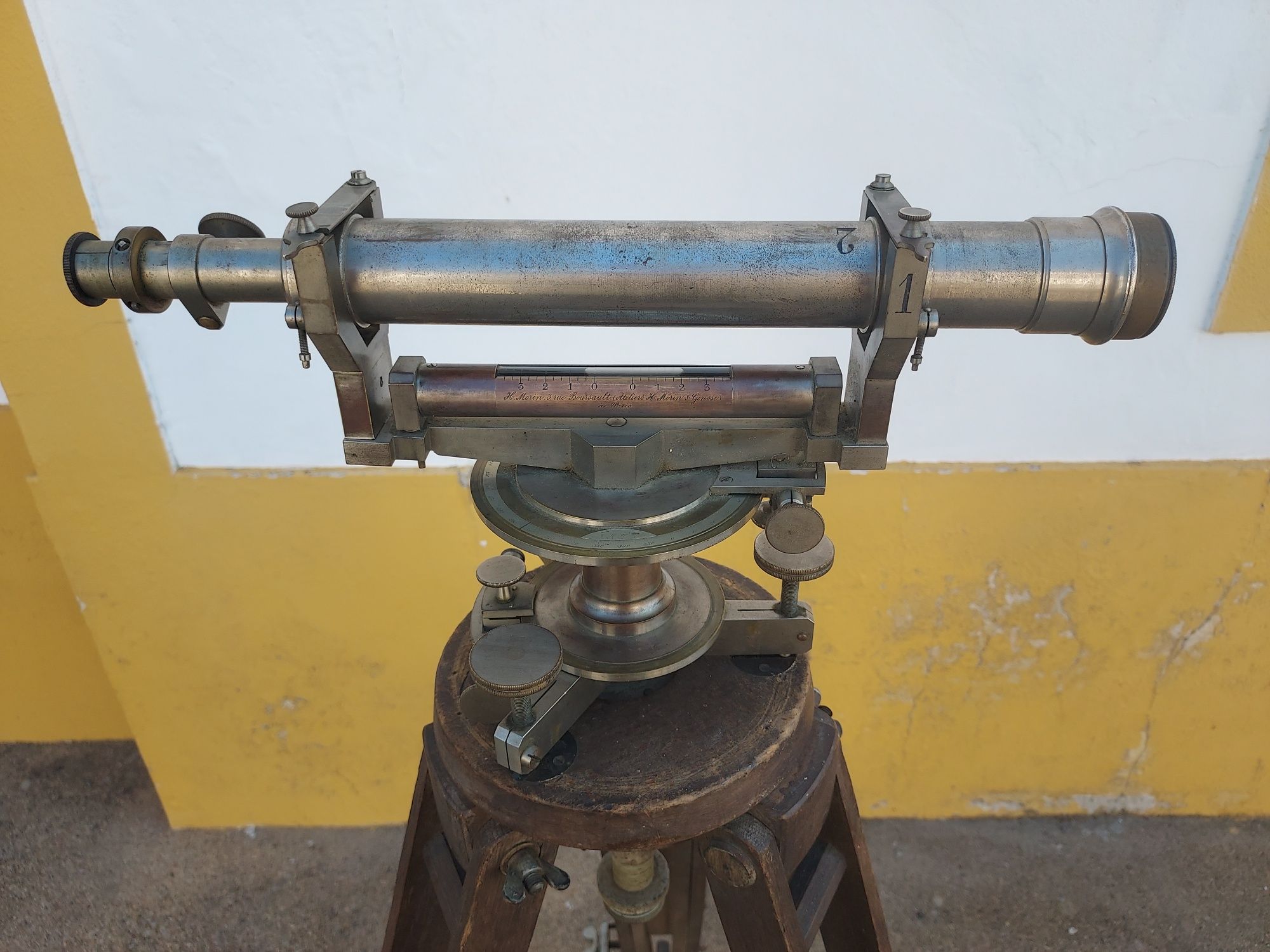 Antigo nível francês H.Morin