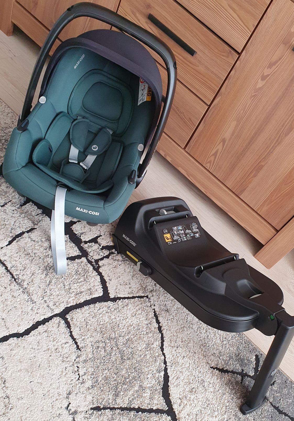 Maxi Cosi Cabriofix i-size + baza isofix Cabriofix + adaptery do wózka