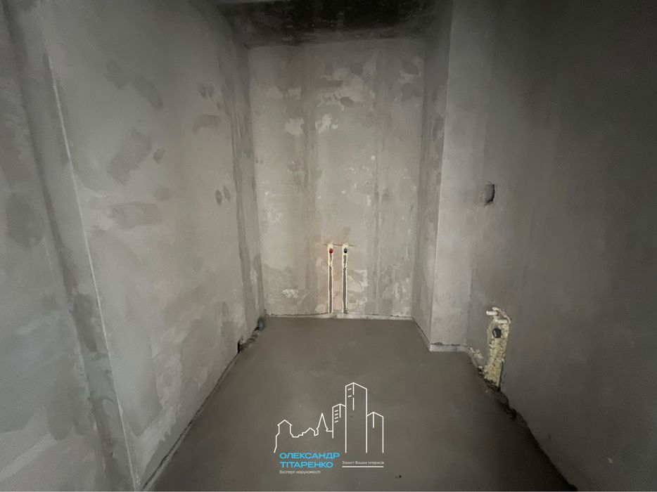 Простора квартира з покращеннями в зданому будинку!