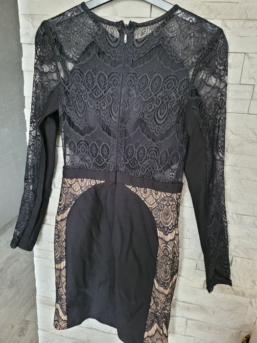 Nowa elegancka czarno beżowa sukienka dopasowana w koronke Butik S