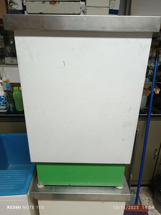 Vendo dois móveis em metal com gaveta